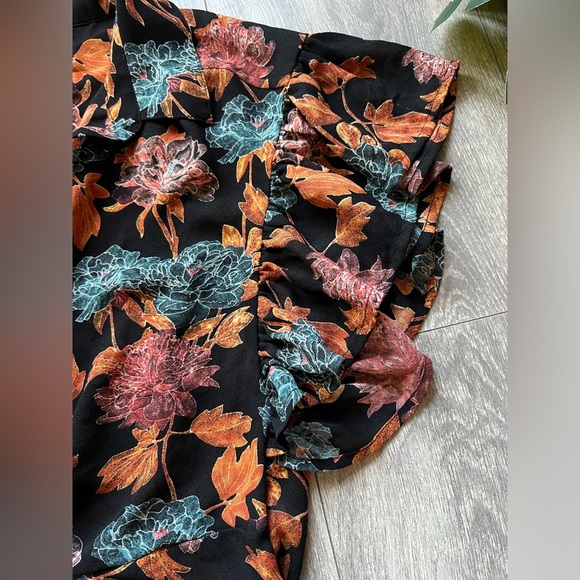 Abound twist front fall leaves button down cropped flutter sleeve top. Size xs - Picture 4 of 7